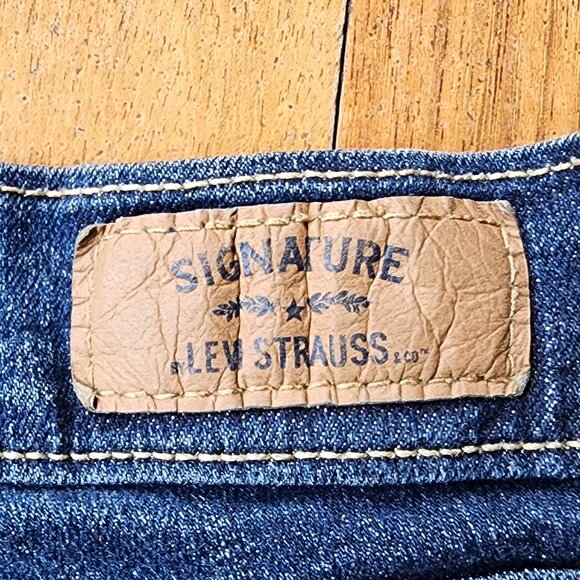 Signature by Levi Strauss Faded Wash Curvy Straight Jeans Size W29 L32 - Picture 16 of 16